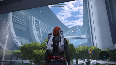 Die weibliche Shephard mit ihrem Standard-Skin –rote, schulterlange Haare– auf der Citadel, der mutmaßlich von Protheanern erbauten Raumstation